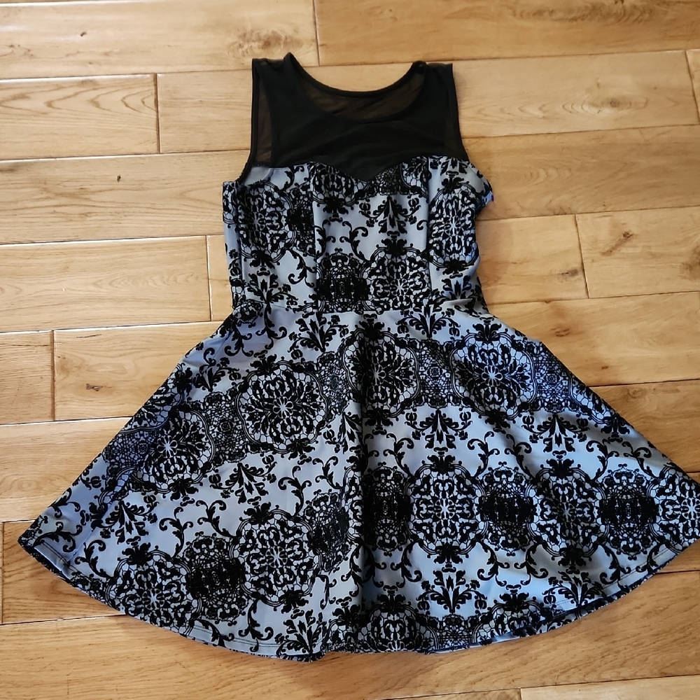 Elegant Black and Gray Patterned Dress
